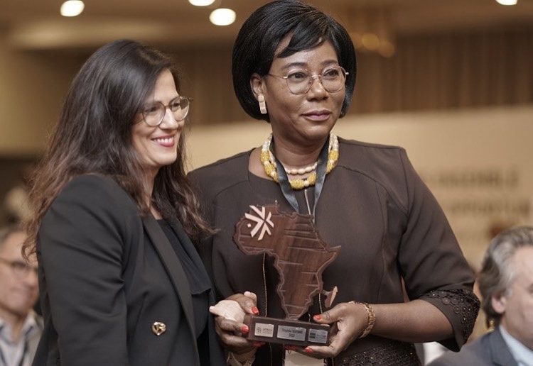 Mme Mouna Kadiri, Directrice du Club Afrique Développement du groupe Attijariwafa bank avec Mme Nathalie Bitho, Présidente de la Chambre de Commerce et d’Industrie, lauréate du Trophée SUFAWE 2023 « Stand Up for African Women Entrepreneurs ».