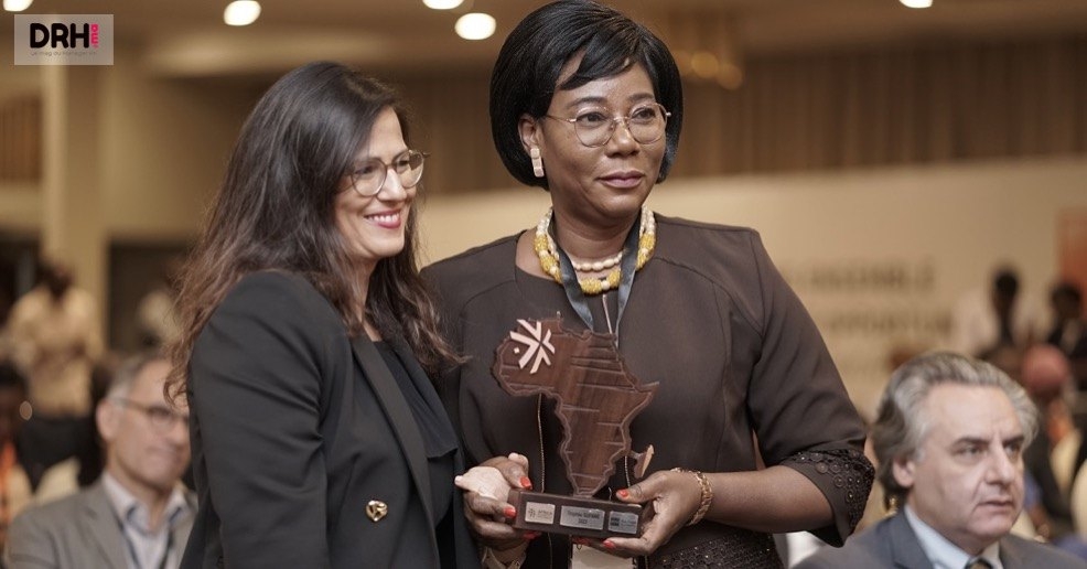 Mme Mouna Kadiri, Directrice du Club Afrique Développement du groupe Attijariwafa bank avec Mme Nathalie Bitho, Présidente de la Chambre de Commerce et d’Industrie, lauréate du Trophée SUFAWE 2023 « Stand Up for African Women Entrepreneurs ».
