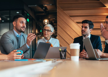 Lutter contre l’âgisme : valoriser les seniors et les jeunes talents en entreprise