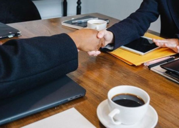 Le “test de la tasse à café” : un indicateur simple pour évaluer l’attitude des candidats