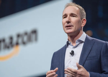 Amazon amorce une réduction de 27 000 emplois liée à l’intégration massive de l’IA