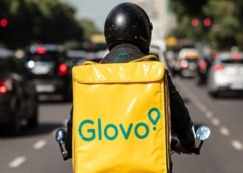 Prestataires, pas salariés : l’obstacle juridique qui empêche Glovo d’encadrer ses livreurs