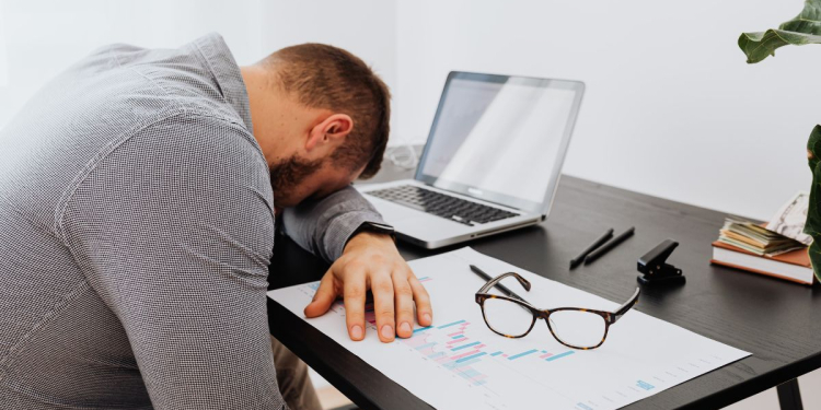 Entreprise familiale : le burn-out du dirigeant, quand le « héros » s’effondre l DRH.ma