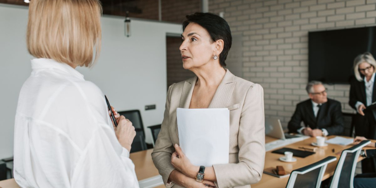 Leadership à distance : les nouvelles compétences managériales à l’ère du travail hybride l DRH.ma