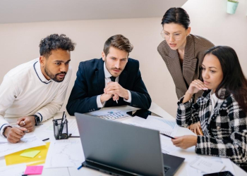 Management et IA : l’effort recule, le jugement humain s’impose l DRH.ma
