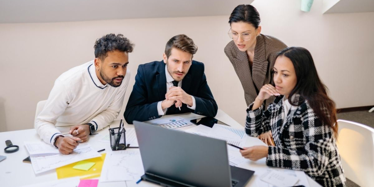 Management et IA : l’effort recule, le jugement humain s’impose l DRH.ma
