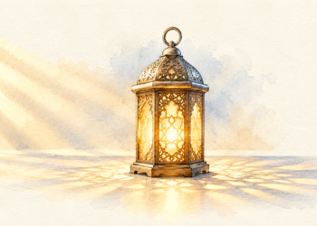 Une lanterne dorée éclairée d’une lumière chaude, au crayon et à l’aquarelle sur papier ivoire.