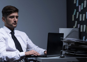Hyperconnexion au travail : l’angle mort de la supervision par l’IA l DRH.ma