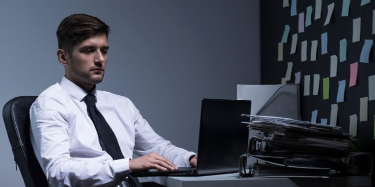Hyperconnexion au travail : l’angle mort de la supervision par l’IA l DRH.ma