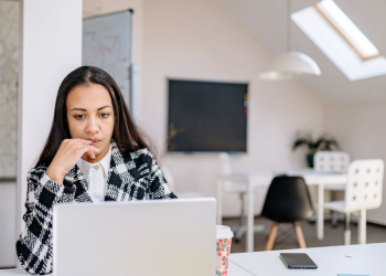 Technostress au travail : comment aider les équipes à absorber l’IA sans s’épuiser l DRH.ma