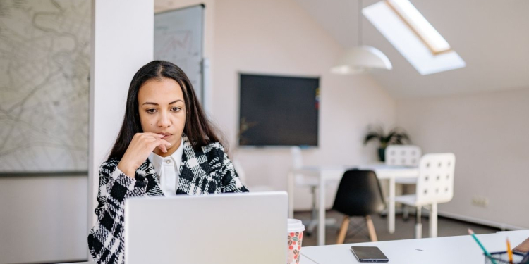 Technostress au travail : comment aider les équipes à absorber l’IA sans s’épuiser l DRH.ma