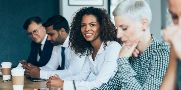 Le manager de demain : pourquoi le contrôle ne suffit plus face aux équipes hybrides l DRH.ma