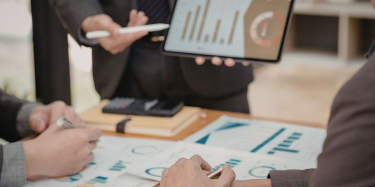 Performance et IA : évaluer plus justement sans surveiller les collaborateurs l DRH.ma