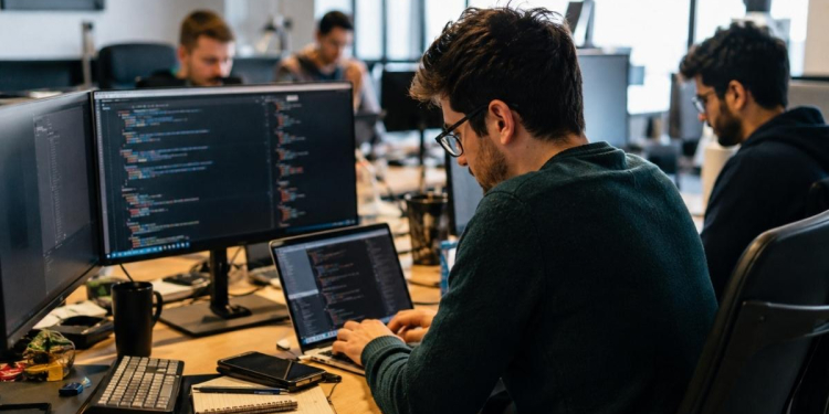 Ghost Jobs : le sourcing permanent assèche le marché des talents tech l DRH.ma