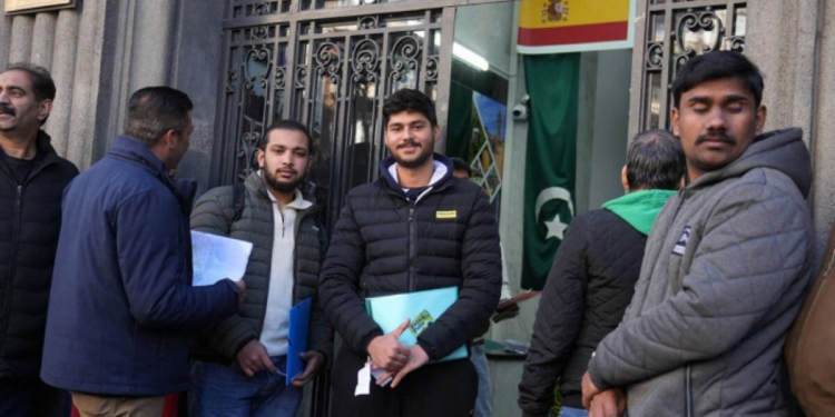 Espagne : 1,17 million de demandes de régularisation, les Marocains deuxièmes avec 13,4 % des dossiers l DRH.ma