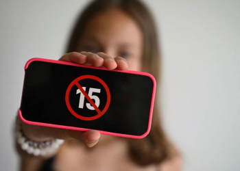 La France interdit les réseaux sociaux aux moins de 15 ans, une première en Europe l DRH.ma