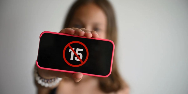 La France interdit les réseaux sociaux aux moins de 15 ans, une première en Europe l DRH.ma