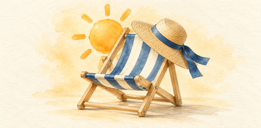 Transat rayé bleu et blanc, chapeau de paille et soleil, dessinés au crayon et à l’aquarelle sur fond ivoire.