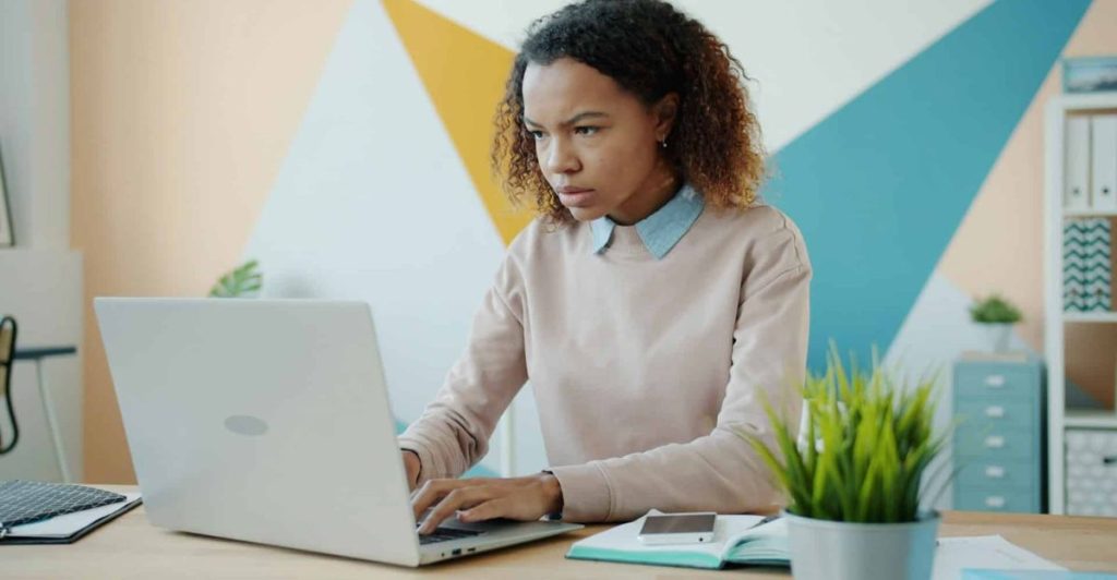 [ENQUÊTE] France : l’intensité du travail recule de 5 points, mais 61 % des employés peu qualifiés cumulent les contraintes physiques l DRH.ma