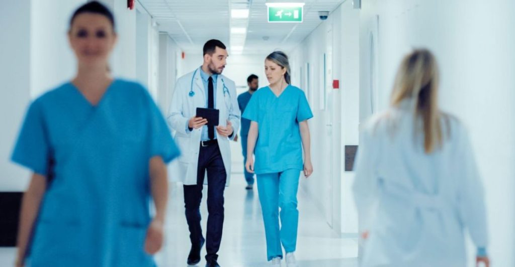 France : l’État propose de financer 50 % de la mutuelle des agents hospitaliers à partir de 2028 l DRH.ma