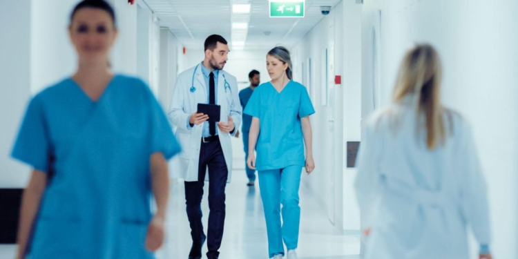 France : l’État propose de financer 50 % de la mutuelle des agents hospitaliers à partir de 2028 l DRH.ma