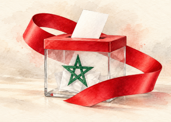Urne électorale avec un bulletin blanc, une étoile verte du Maroc et un ruban rouge, dessinée au crayon et à l’aquarelle sur fond ivoire.