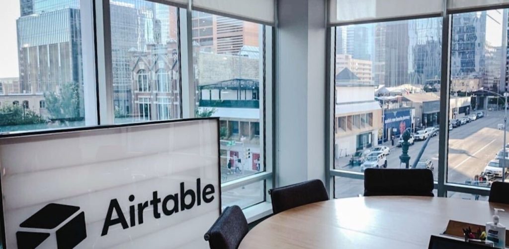 Salle de réunion des bureaux d’Airtable avec le logo de l’entreprise