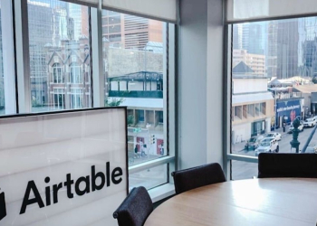 Salle de réunion des bureaux d’Airtable avec le logo de l’entreprise