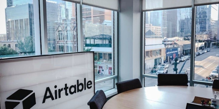 Salle de réunion des bureaux d’Airtable avec le logo de l’entreprise