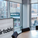 Salle de réunion des bureaux d’Airtable avec le logo de l’entreprise