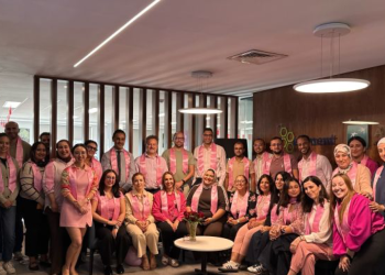 Collaboratrices et collaborateurs d’Arval Maroc réunis pour une action de sensibilisation Octobre Rose
