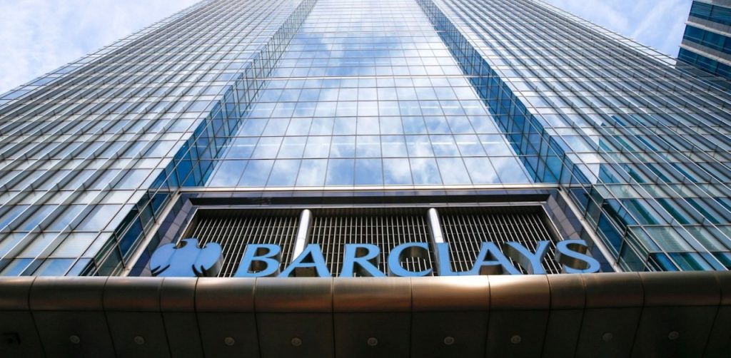 Façade du siège de Barclays avec le logo de la banque britannique