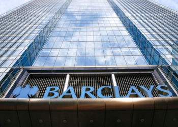 Façade du siège de Barclays avec le logo de la banque britannique