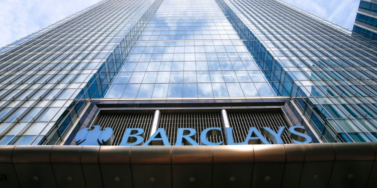 Façade du siège de Barclays avec le logo de la banque britannique