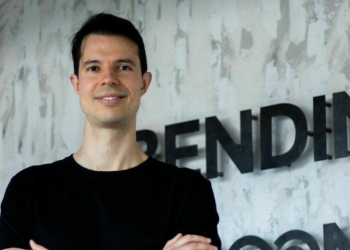 Dirigeant de Bending Spoons devant le logo de l’entreprise