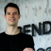 Dirigeant de Bending Spoons devant le logo de l’entreprise