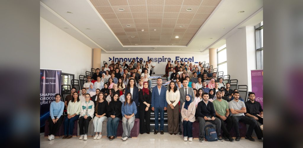 Photo de groupe des étudiants et participants au lancement du roadshow Huawei ICT Competition 2026-2027 à l’Université Ibn Tofail de Kénitra