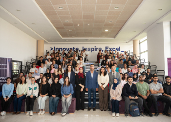 Photo de groupe des étudiants et participants au lancement du roadshow Huawei ICT Competition 2026-2027 à l’Université Ibn Tofail de Kénitra