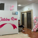 Décoration Octobre Rose dans une clinique dans le cadre de l’initiative La Roche-Posay