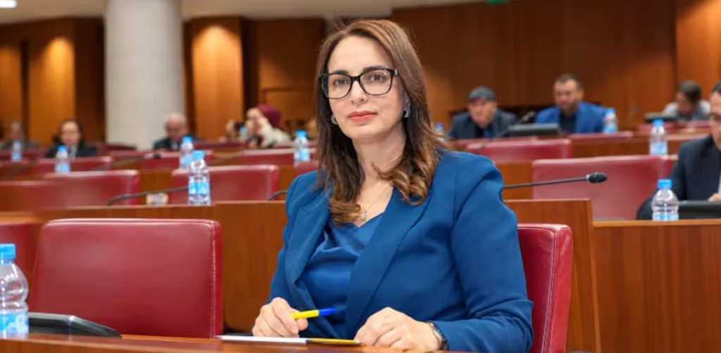 Madiha KHAYR lors d'une séance dans une assemblée