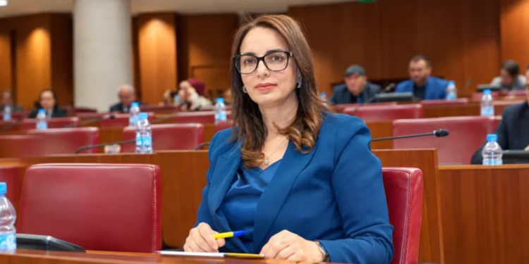 Madiha KHAYR lors d'une séance dans une assemblée