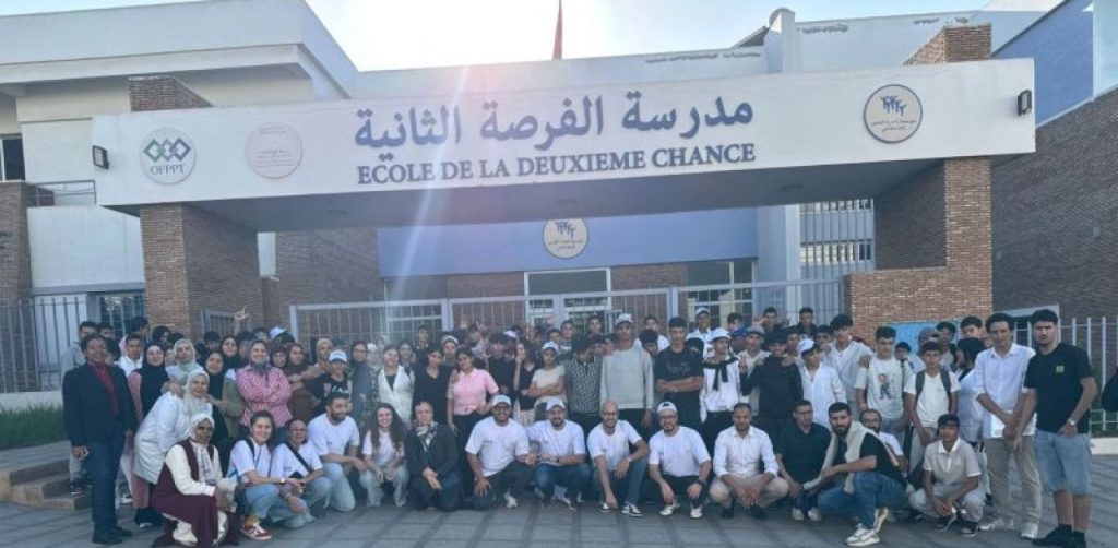 Participants du programme Purpose Month de Mondelēz Maroc devant l’École de la Deuxième Chance de Ben M’sick