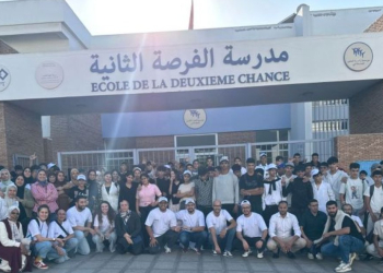 Participants du programme Purpose Month de Mondelēz Maroc devant l’École de la Deuxième Chance de Ben M’sick