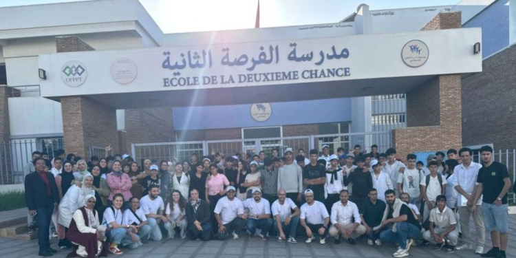 Participants du programme Purpose Month de Mondelēz Maroc devant l’École de la Deuxième Chance de Ben M’sick