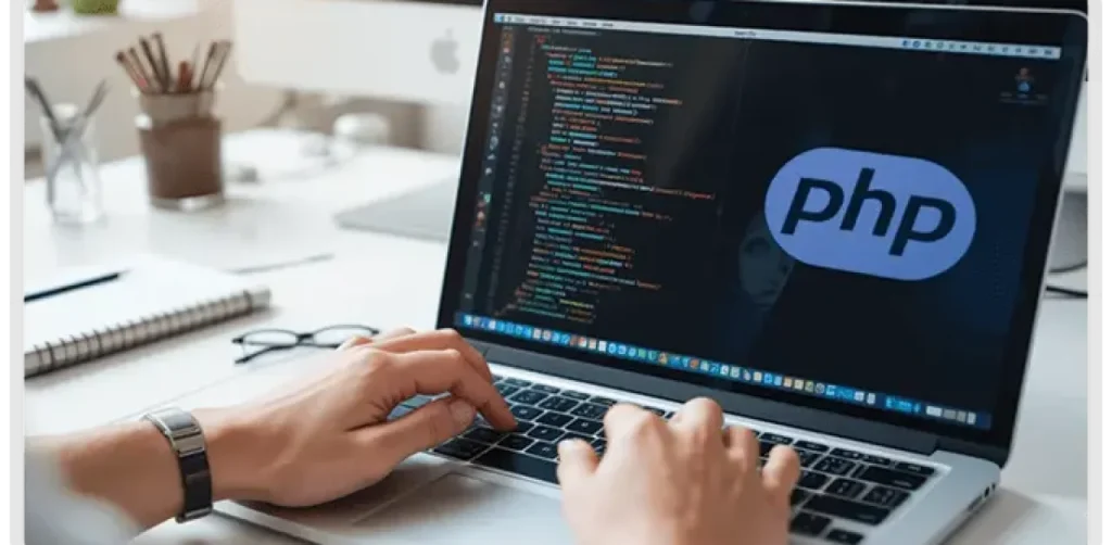 Ordinateur portable affichant le logo PHP et du code informatique