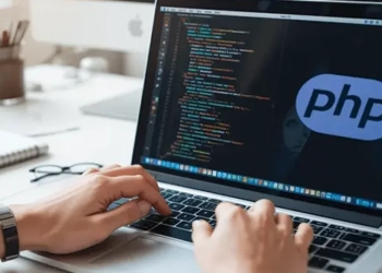 Ordinateur portable affichant le logo PHP et du code informatique