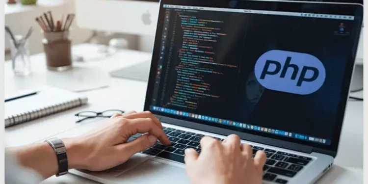 Ordinateur portable affichant le logo PHP et du code informatique