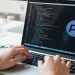 Ordinateur portable affichant le logo PHP et du code informatique