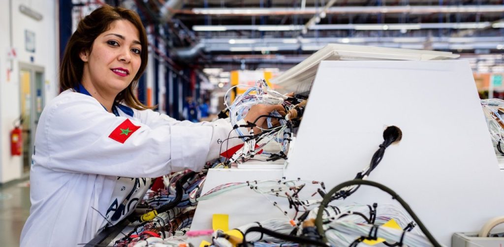 Collaboratrice sur une ligne de fabrication de harnais électriques aéronautiques chez Safran au Maroc