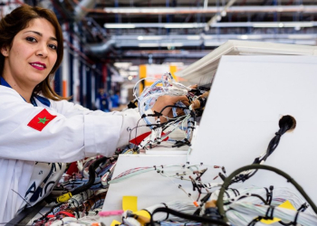 Collaboratrice sur une ligne de fabrication de harnais électriques aéronautiques chez Safran au Maroc